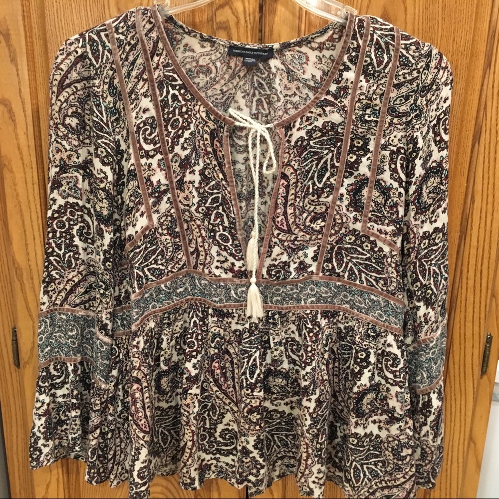 AMERICAN EAGLE CREAM MAROON TOP MESOUM PAISLEY